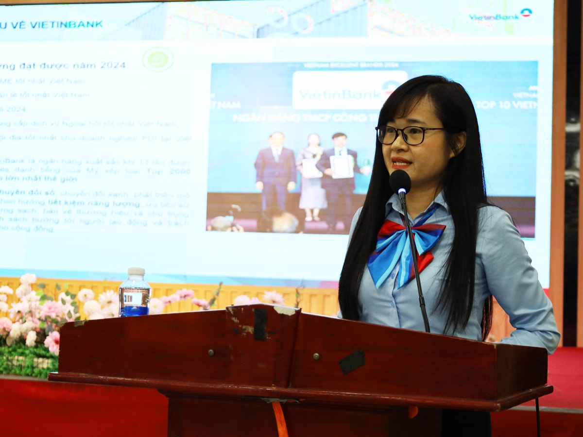 Bà Nguyễn Thị Thanh Huyền - đại diện Ngân hàng TMCP Công Thương Việt Nam - Chi nhánh Hà Tĩnh (Ảnh Hồng Quang)