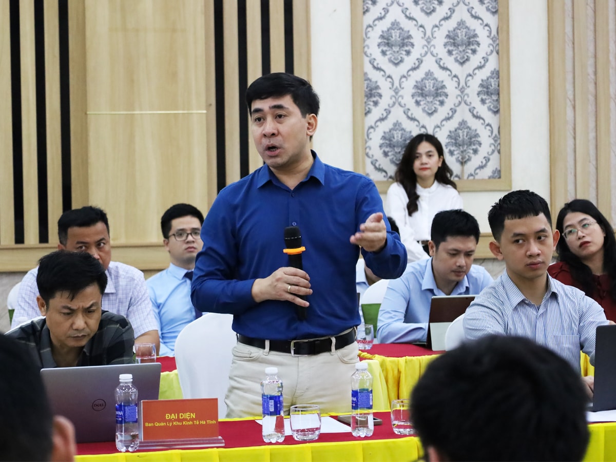 Chuyên gia thảo luận các nội dung liên quan đến việc tiết kiệm và chuyển đổi năng lượng, hướng tới tăng trưởng xanh, bền vững (Ảnh Hồng Quang)