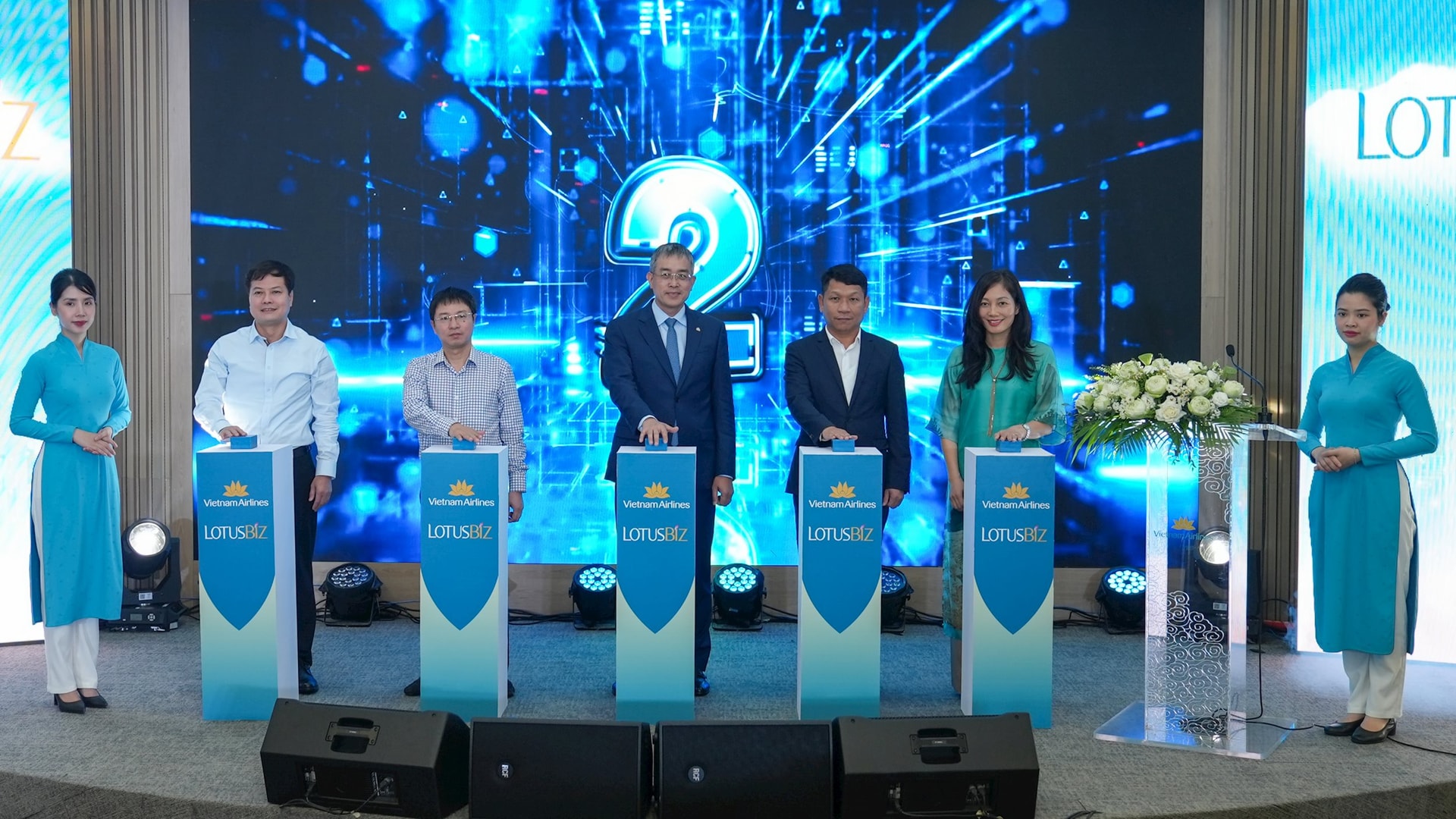 1. Ông Nguyễn Quốc Hùng - Cục trưởng Cục quản trị (VPCP); Ông Nguyễn Cao Cường - Phó Tổng GĐ Tổng công ty Cảng hàng không Việt Nam; Ông Đặng Ngọc Hoà - Chủ tịch HĐQT VNA chúc mừng ra mắt chương trình LotusBiz