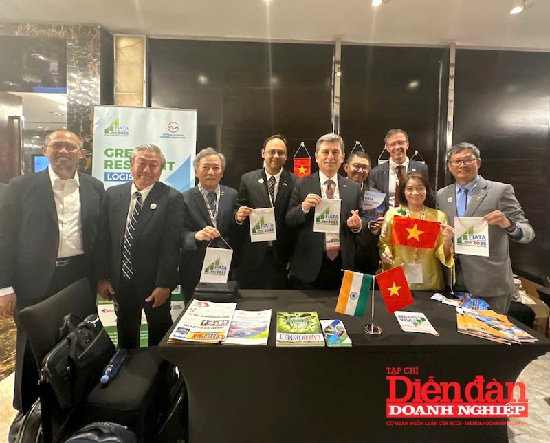 Đoàn đại biểu của VLA tại FIATA RAP 2025 gồm ông Nguyễn Duy Minh, Phó Chủ tịch VLA và bà Nguyễn Thị Hồng Ngân, Trưởng Ban Pháp luật VLA đã tích cực các hoạt động quảng bá FWC 2025.