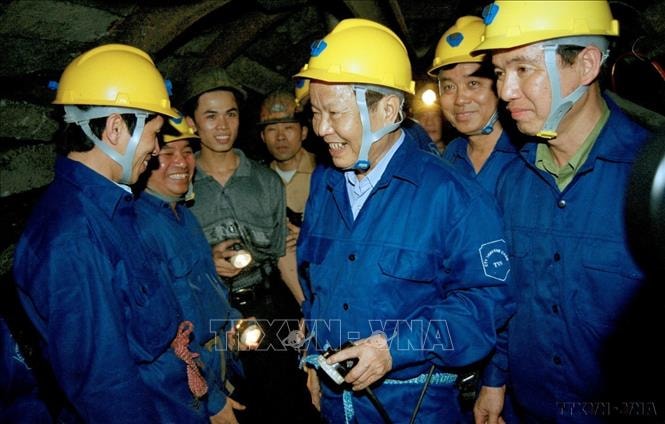 Chủ tịch nước Trần Đức Lương đến thăm công nhân Công ty Than Khe Chàm