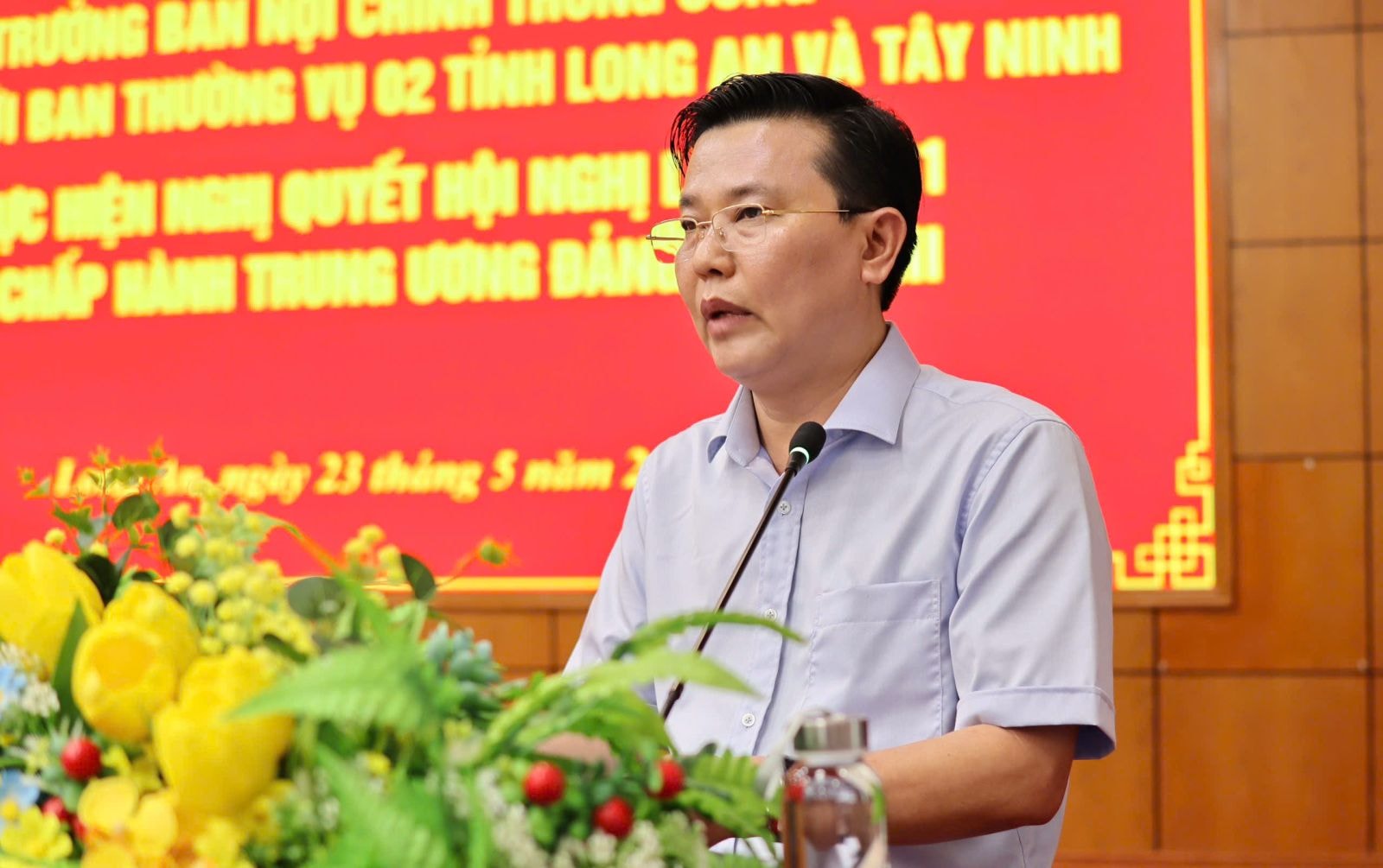 Đồng chí Nguyễn Thanh Hải - Phó Bí thư Thường trực Tỉnh uỷ, Trưởng đoàn Đại biểu Quốc hội tỉnh Long An báo cáo với Đoàn công tác Trung ương.
