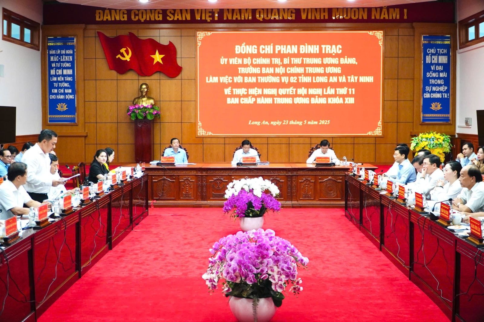 Toàn cảnh buổi làm việc.