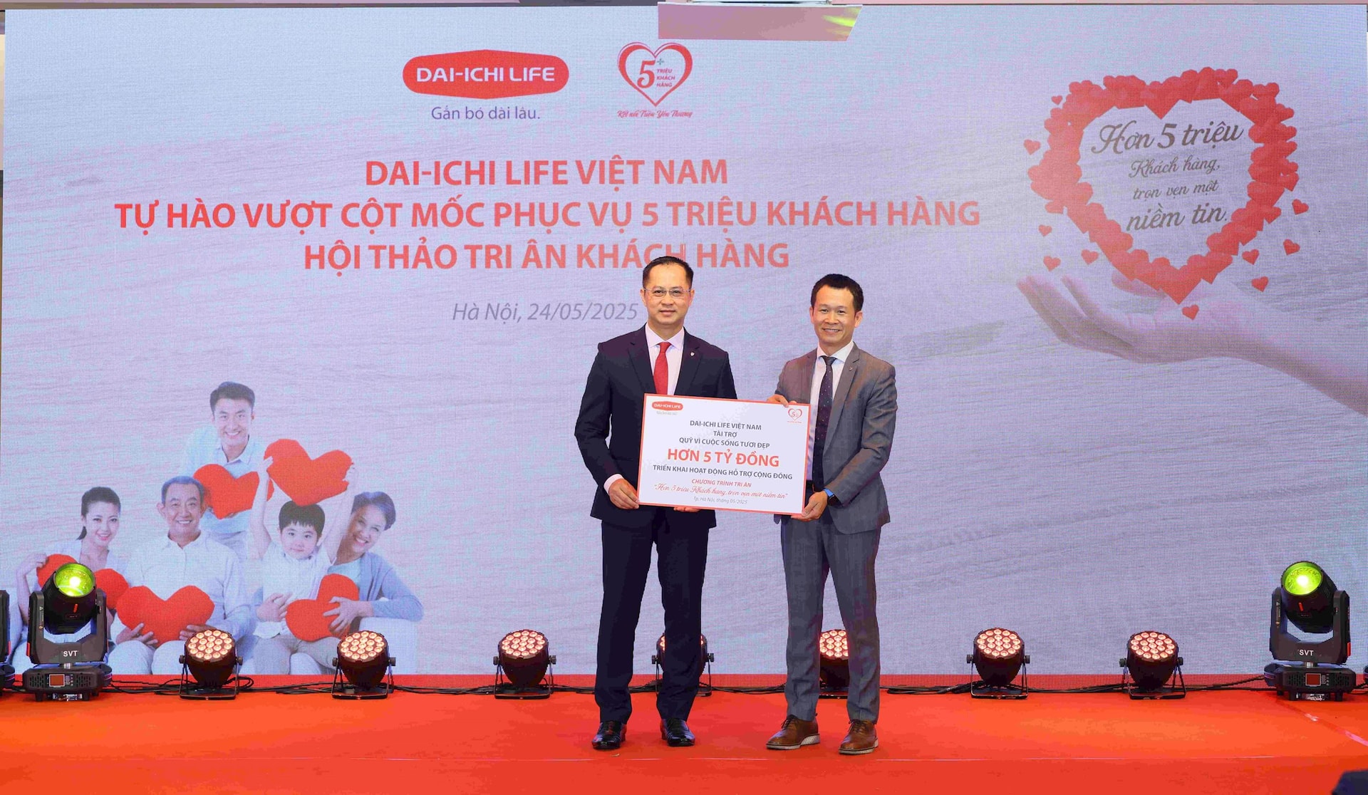 Ông Lê Tuấn Anh, Phó Tổng Giám đốc Kênh Phân phối Mở rộng Dai-ichi Life Việt Nam (trái) trao biểu trưng tài trợ hơn 5 tỷ đồng cho Ông Trần Đình Đông, Giám đốc Quỹ Vì cuộc sống tươi đẹ