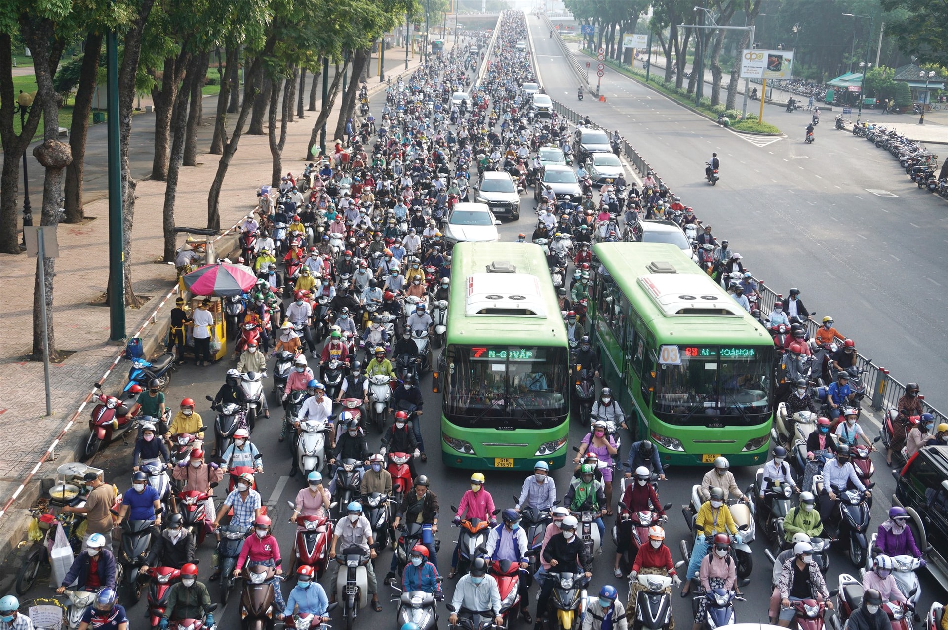 Xe máy xăng quá nhiều khiến môi trường tại các đô thị ngày càng ô nhiễm.