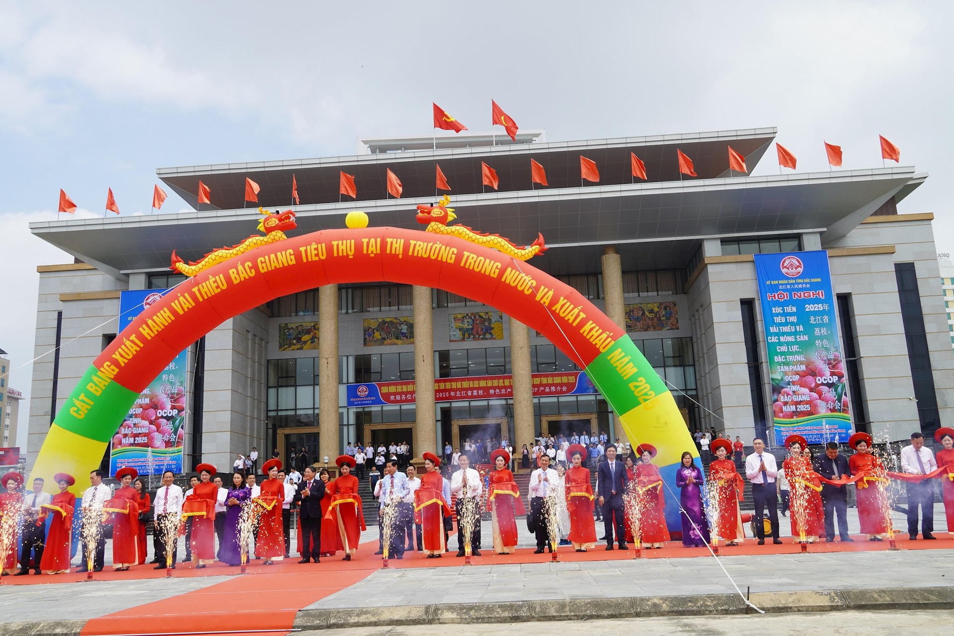 1 Các đại biểu thực hiện nghi thức cắt băng xuất hành tiêu thụ vải thiều Bắc Giang năm 2025