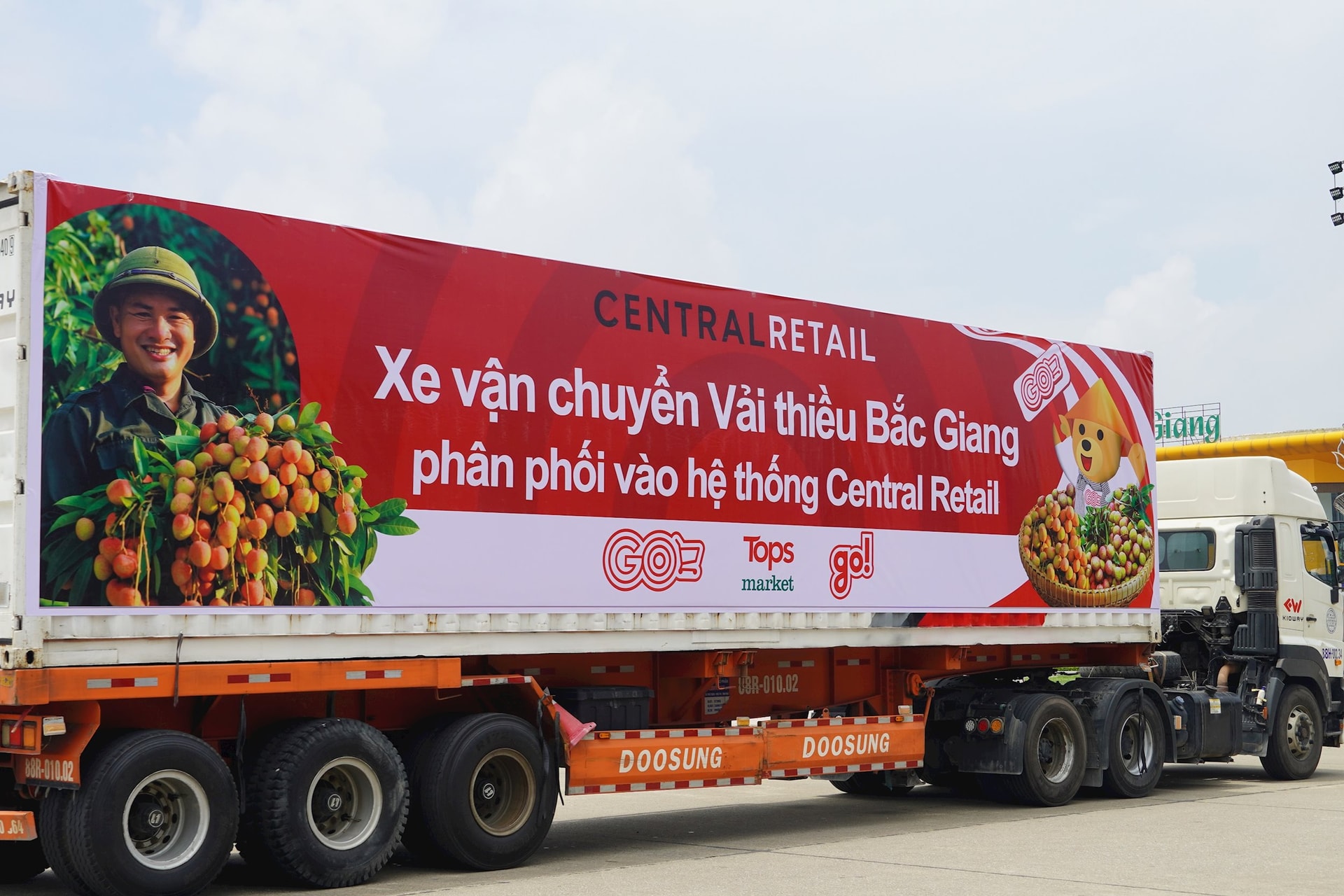 2 Xe container vận chuyển vải thiều từ Bắc Giang để phân phối trên thệ thống siêu thị của Central Retail Việt Nam