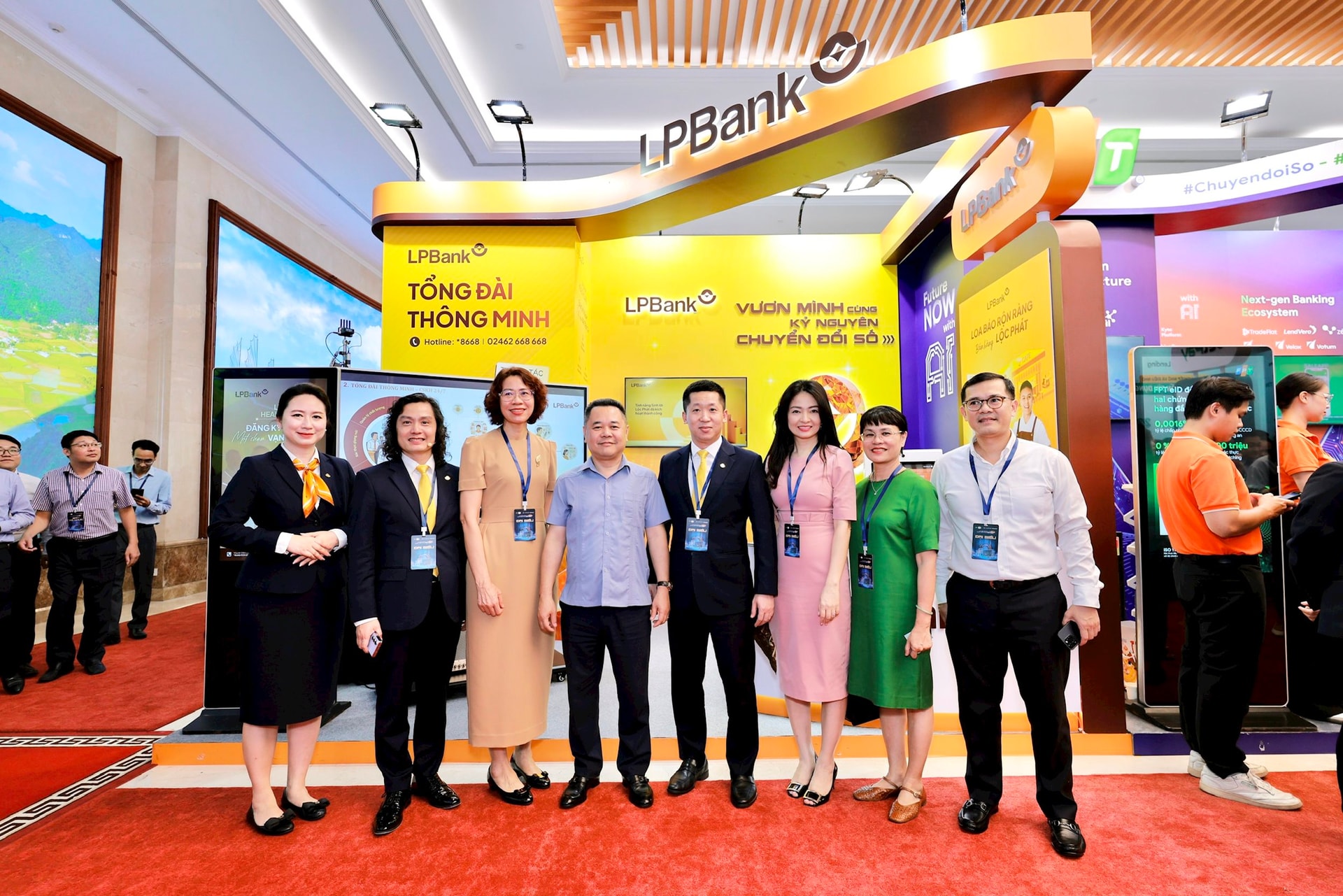 Ảnh 2 _Lãnh đạo Ngân hàng NN chụp ảnh lưu niệm cùng đoàn LPBank tại sự kiện