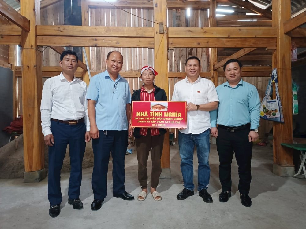 Tạp chí Diễn đàn Doanh nghiệp trao 5 nhà tình nghĩa tại Tuyên Quang, Lào Cai