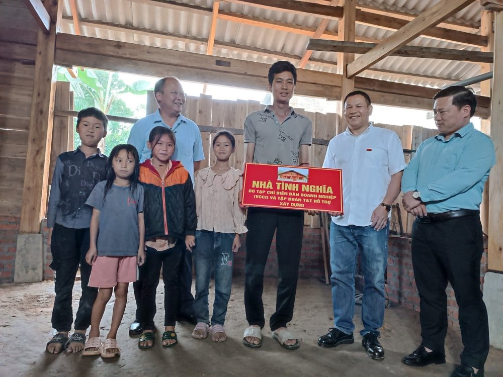 Tạp chí Diễn đàn Doanh nghiệp trao 5 nhà tình nghĩa tại Tuyên Quang, Lào Cai