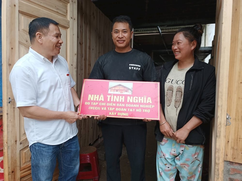 Tạp chí Diễn đàn Doanh nghiệp trao 5 nhà tình nghĩa tại Tuyên Quang, Lào Cai