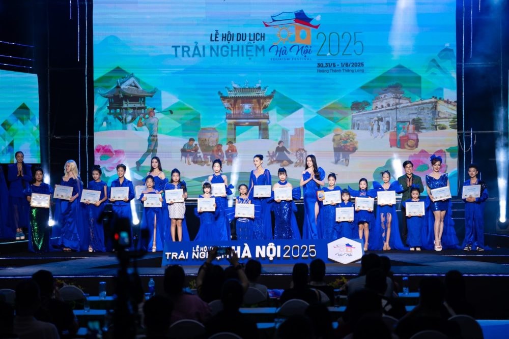 NTK Châu Loan gây ấn tượng mạnh mẽ tại Lễ hội du lịch Hà Nội năm 2025 với 2 bộ sưu tập NTK Châu Loan gây ấn tượng mạnh mẽ tại Lễ hội du lịch Hà Nội năm 2025 với 2 bộ sưu tập