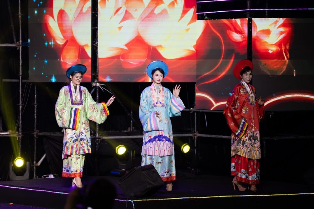 NTK Châu Loan gây ấn tượng mạnh mẽ tại Lễ hội du lịch Hà Nội năm 2025 với 2 bộ sưu tập NTK Châu Loan gây ấn tượng mạnh mẽ tại Lễ hội du lịch Hà Nội năm 2025 với 2 bộ sưu tập