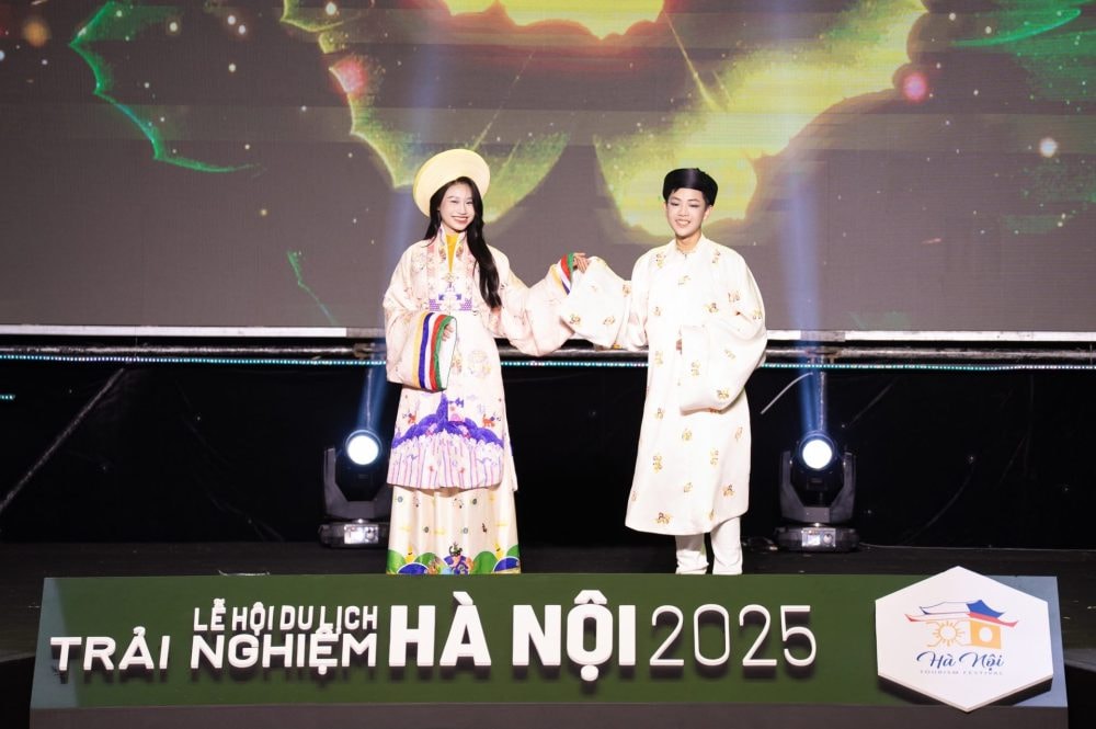 NTK Châu Loan gây ấn tượng mạnh mẽ tại Lễ hội du lịch Hà Nội năm 2025 với 2 bộ sưu tập NTK Châu Loan gây ấn tượng mạnh mẽ tại Lễ hội du lịch Hà Nội năm 2025 với 2 bộ sưu tập
