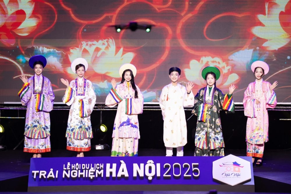 NTK Châu Loan gây ấn tượng mạnh mẽ tại Lễ hội du lịch Hà Nội năm 2025 với 2 bộ sưu tập NTK Châu Loan gây ấn tượng mạnh mẽ tại Lễ hội du lịch Hà Nội năm 2025 với 2 bộ sưu tập