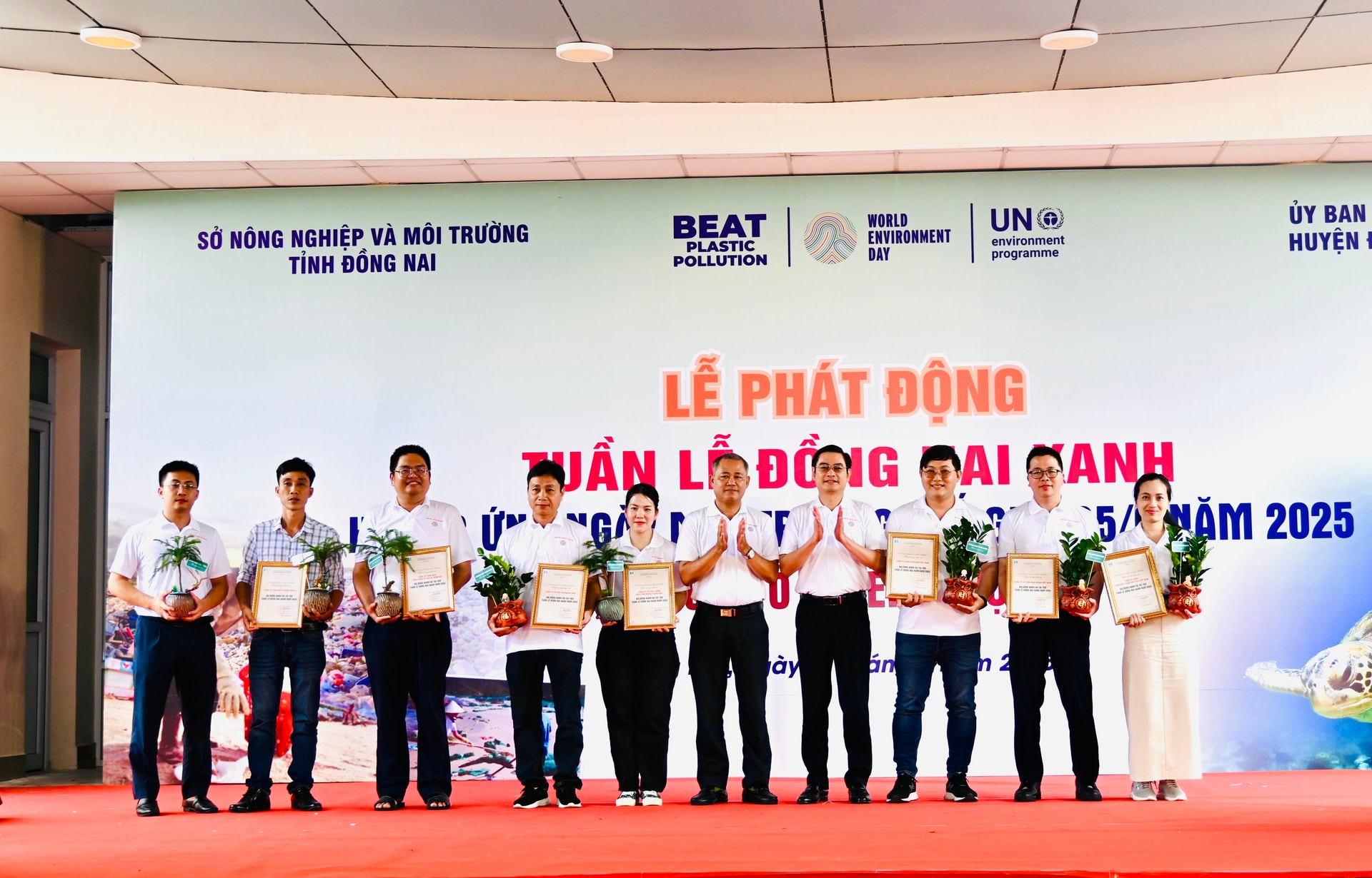 Đại diện Vedan ( thứ 2 phải qua ) nhận cây và thư cảm ơn của Lãnh đạo Sở NN-MT trao tặng các doanh nghiệp có nhiều đóng góp tích cực trong công tác bảo vệ môi trường tại buổi lễ