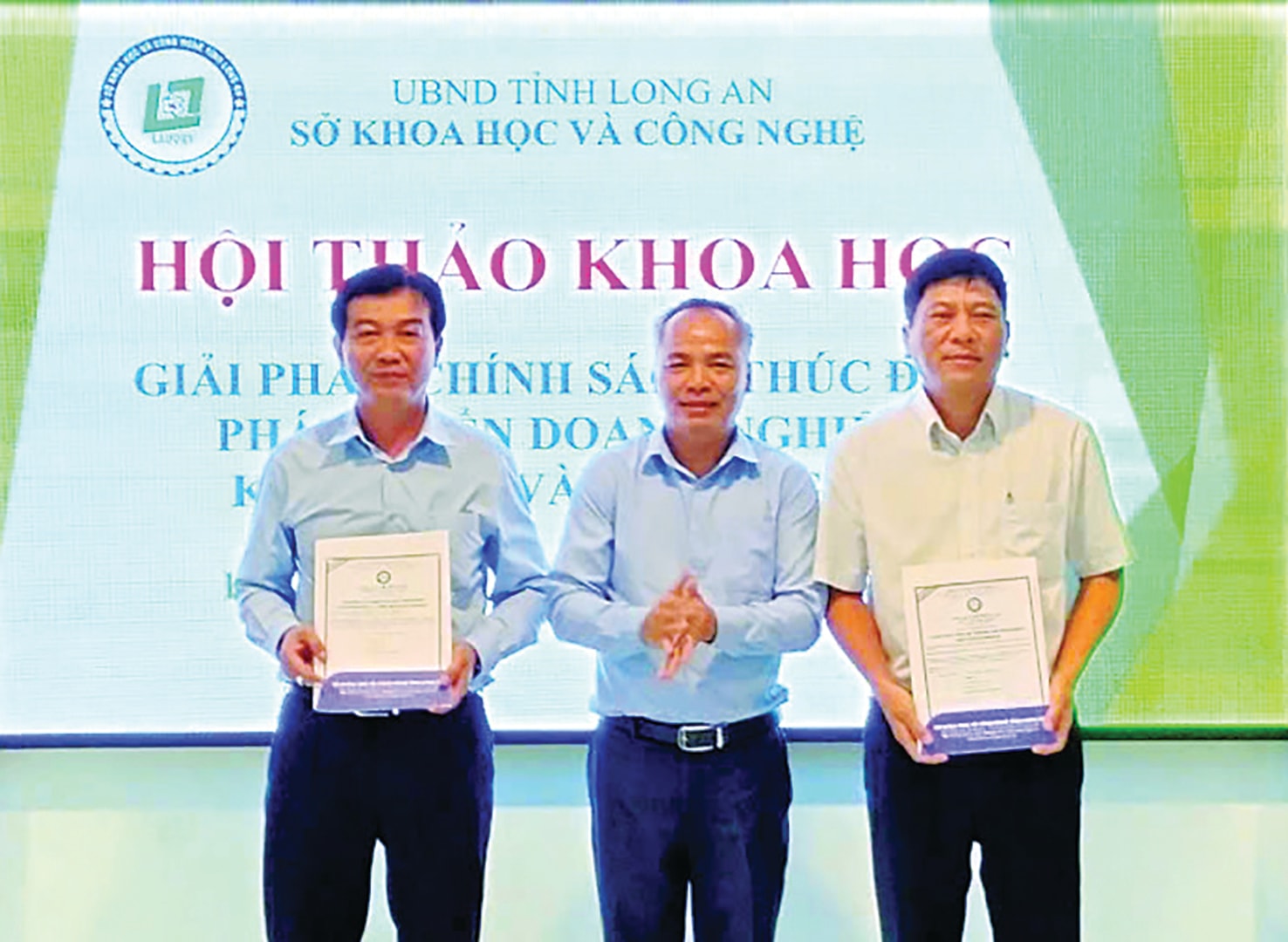 Giám đốc Sở Khoa học và Công nghệ - Nguyễn Minh Hải trao Chứng nhận Halal cho Công ty Lương thực Long An và Công ty Cổ phần Thương mại và Đầu tư Chanh Việt