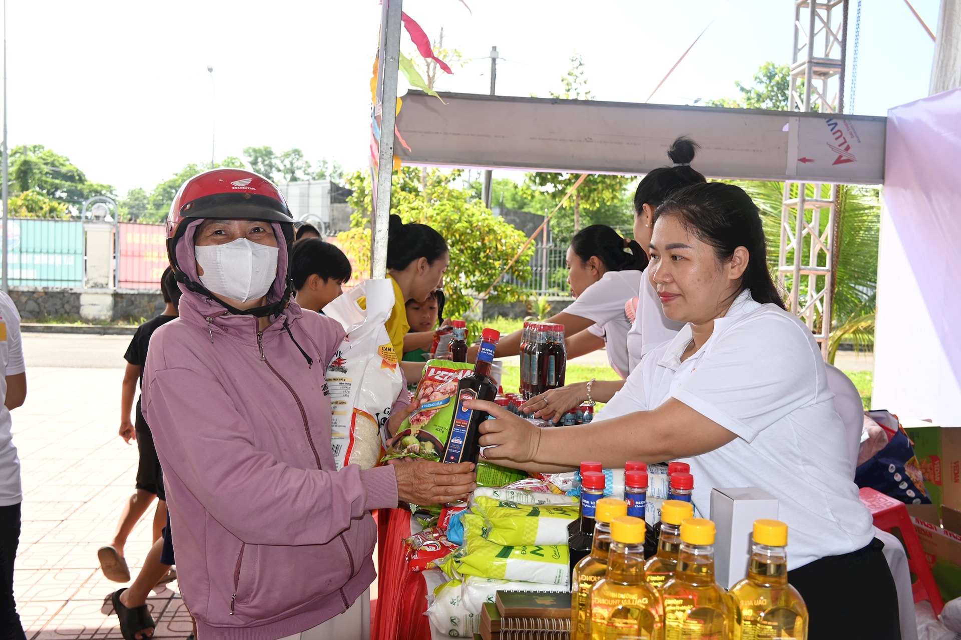 Gian hàng đổi chất thải lấy quà tặng Vedan thu hút nhiều người dân địa phương tham gia