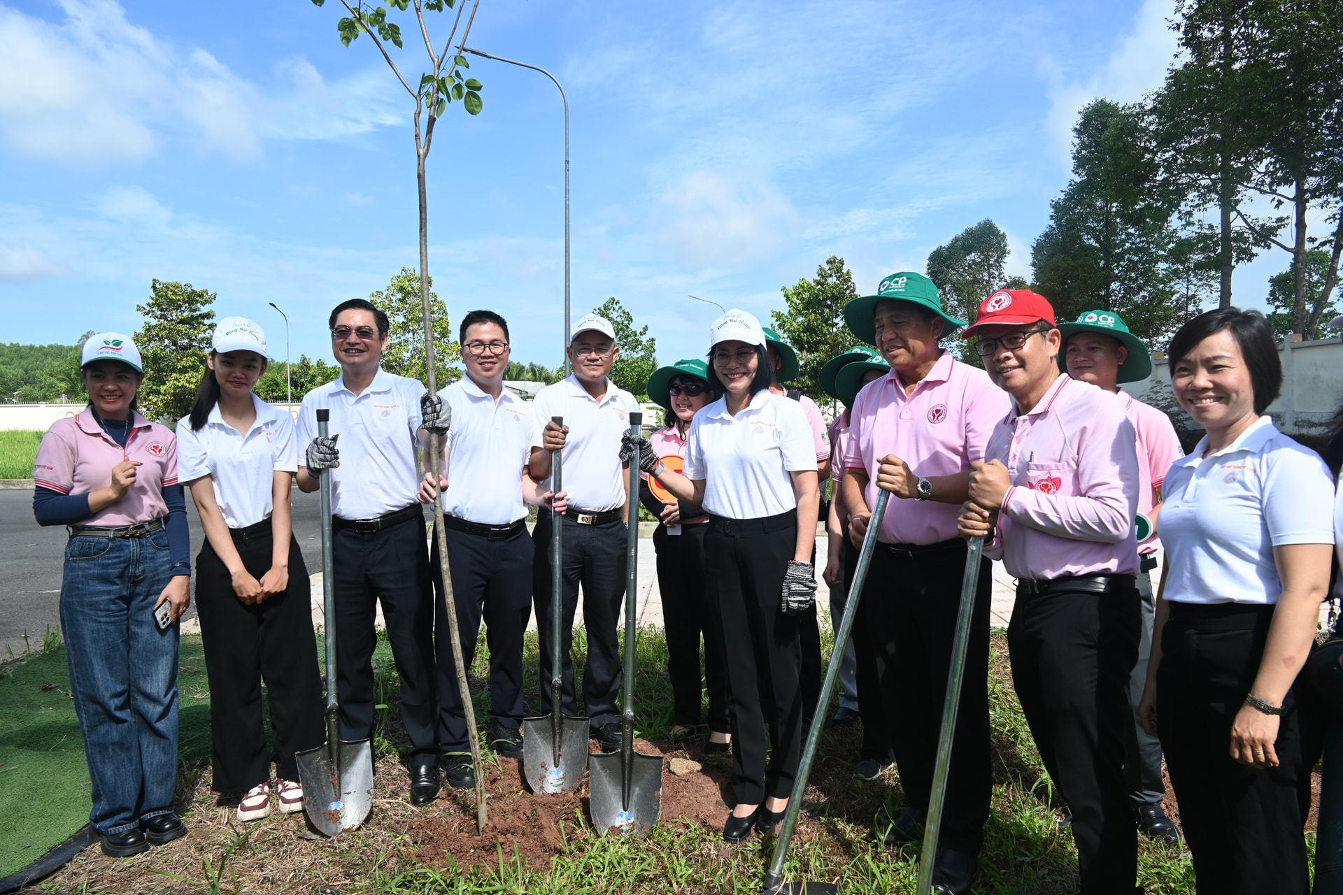 Lãnh đạo tỉnh cùng các sở, ngành, địa phương và doanh nghiệp trồng cây xanh nhân lễ phát động Tuần lễ Đồng Nai xanh và hưởng ứng Ngày Môi trường thế giới năm 2025