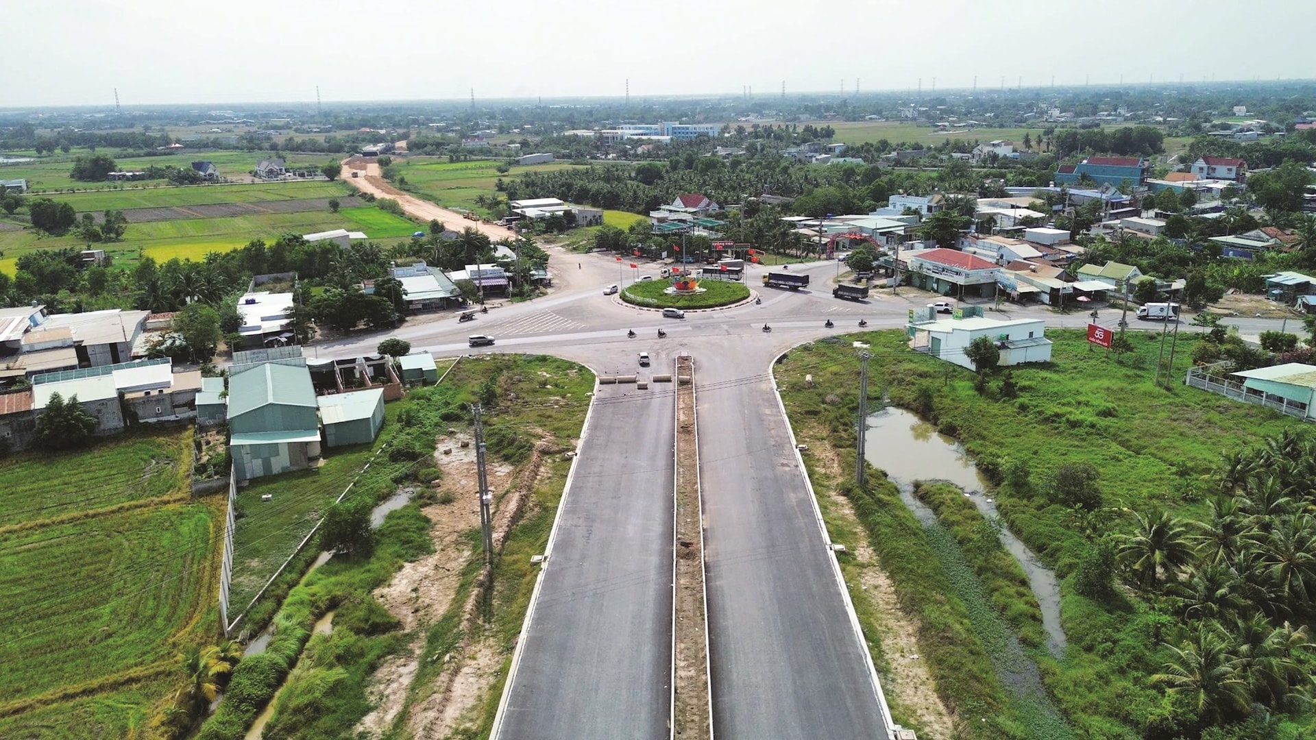 Long An huy động tất cả các nguồn lực đầu tư phát triển hạ tầng, nhất là hạ tầng giao thông, đáp ứng yêu cầu phát triển