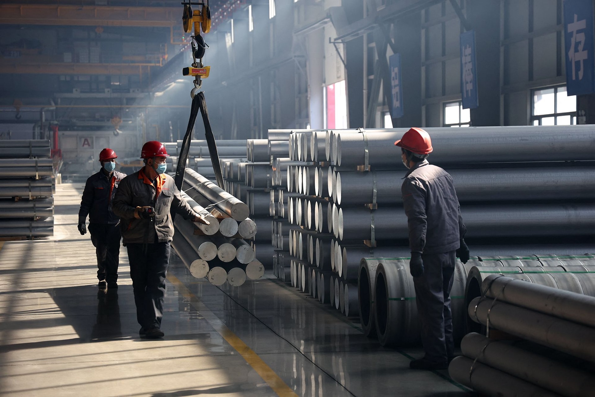 Nhôm, thép phải chịu 50% thuế nhập khẩu vào Hoa Kỳ (Ảnh CNN)
