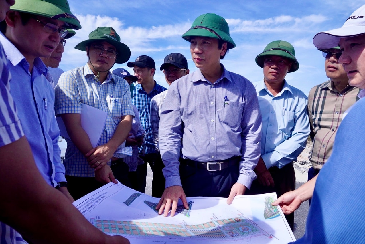 Quyền Chủ tịch UBND tỉnh Hoàng Nam kiểm tra thực địa khu vực đầu tư Khu chế biến thủy sản tập trung Cụm công nghiệp Đông Gio Linh, thuộc thị trấn Cửa 