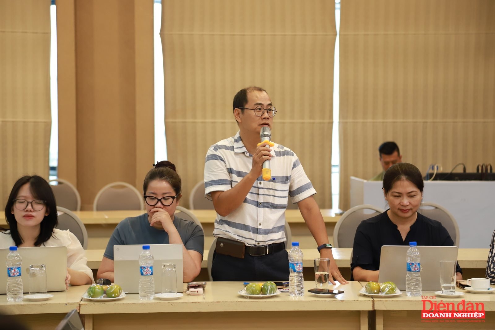 Đại diện Thời báo Tài chính - Đầu tư đặt vấn đề tại cuộc gặp