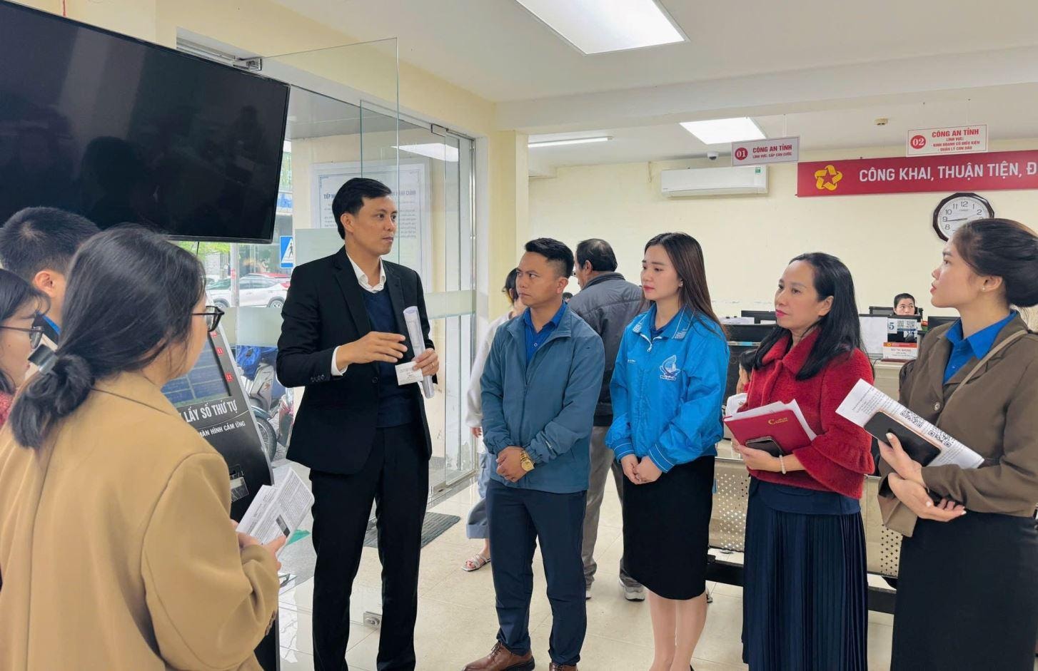 Trung tâm Phục vụ hành chính công phối hợp với Ban Thường vụ Tỉnh Đoàn hỗ trợ người dân, doanh nghiệp về dịch vụ công trực tuyến.