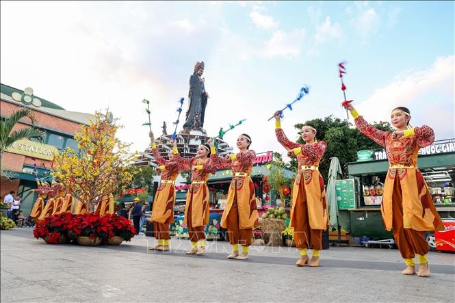 Tiết mục biểu diễn nghệ thuật mang màu sắc văn hóa Nam Bộ trên đỉnh núi Bà Đen.