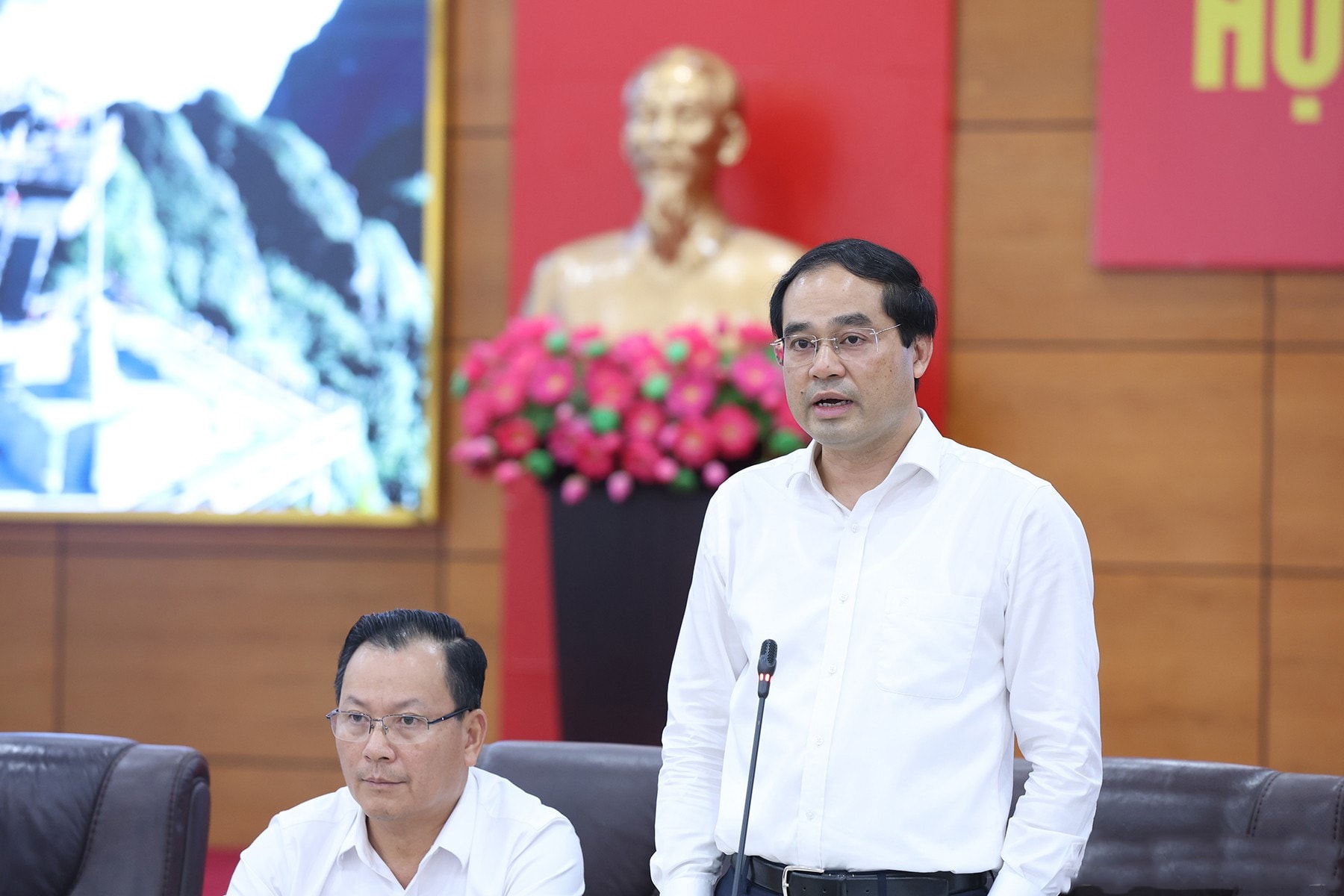 Đồng chí Bí thư Tỉnh ủy, Chủ tịch UBND tỉnh yêu cầu công tác tổ chức bộ máy, sắp xếp nhân sự ở các sở, ngành cần tiến hành khẩn trương để bắt tay vào công việc ngay sau khi sáp nhập tỉnh.