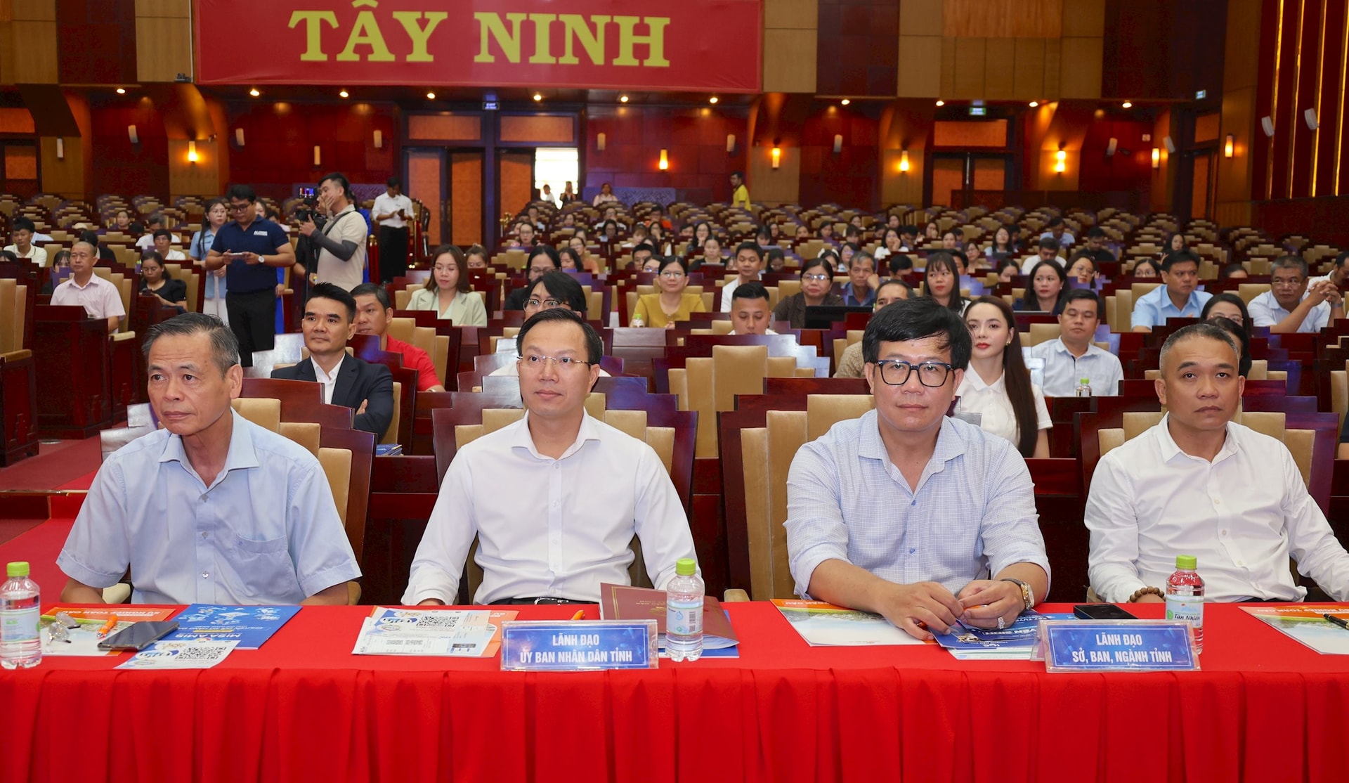 Đại biểu tham dự chương trình.