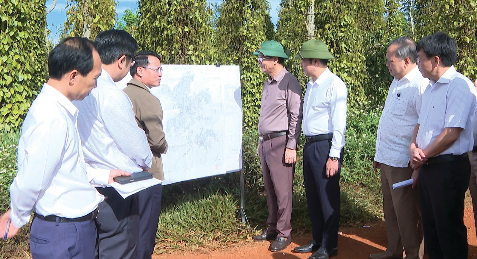 Đoàn công tác do đồng chí Bí thư Tỉnh uỷ làm trưởng đoàn kiểm tra thực tế quy hoạch Cụm nhà máy Alumin Đắk Nông 2