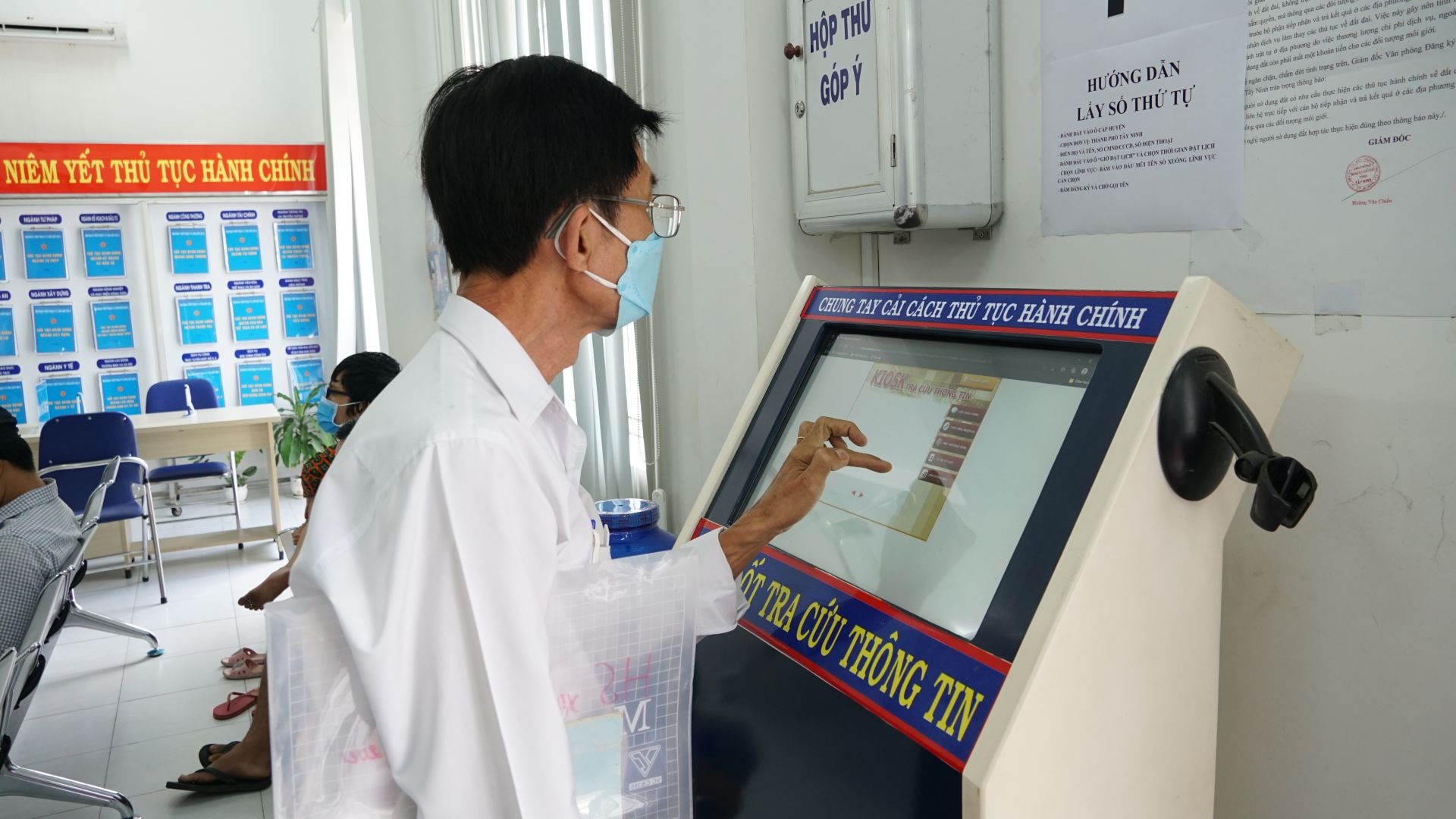 Người dân bấm số thứ tự tại Trung tâm Phục vụ hành chính công tỉnh.