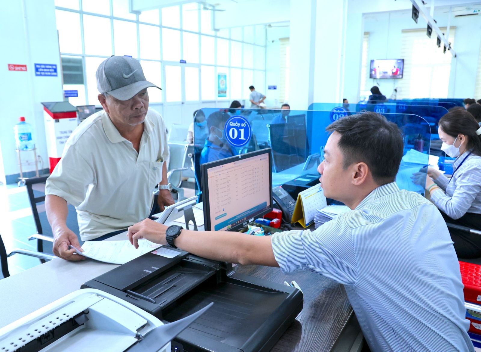 Người dân thực hiện TTHC tại Trung tâm Phục vụ Hành chính công tỉnh Tây Ninh