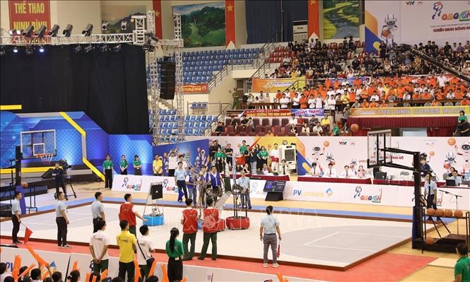 vna_potal_lh-uds_dai_hoc_lac_hong_dat_chuc_vo_dich_vong_chung_ket_cuoc_thi_sang_tao_robot_viet_nam_–_robocon_2025_stand (1)