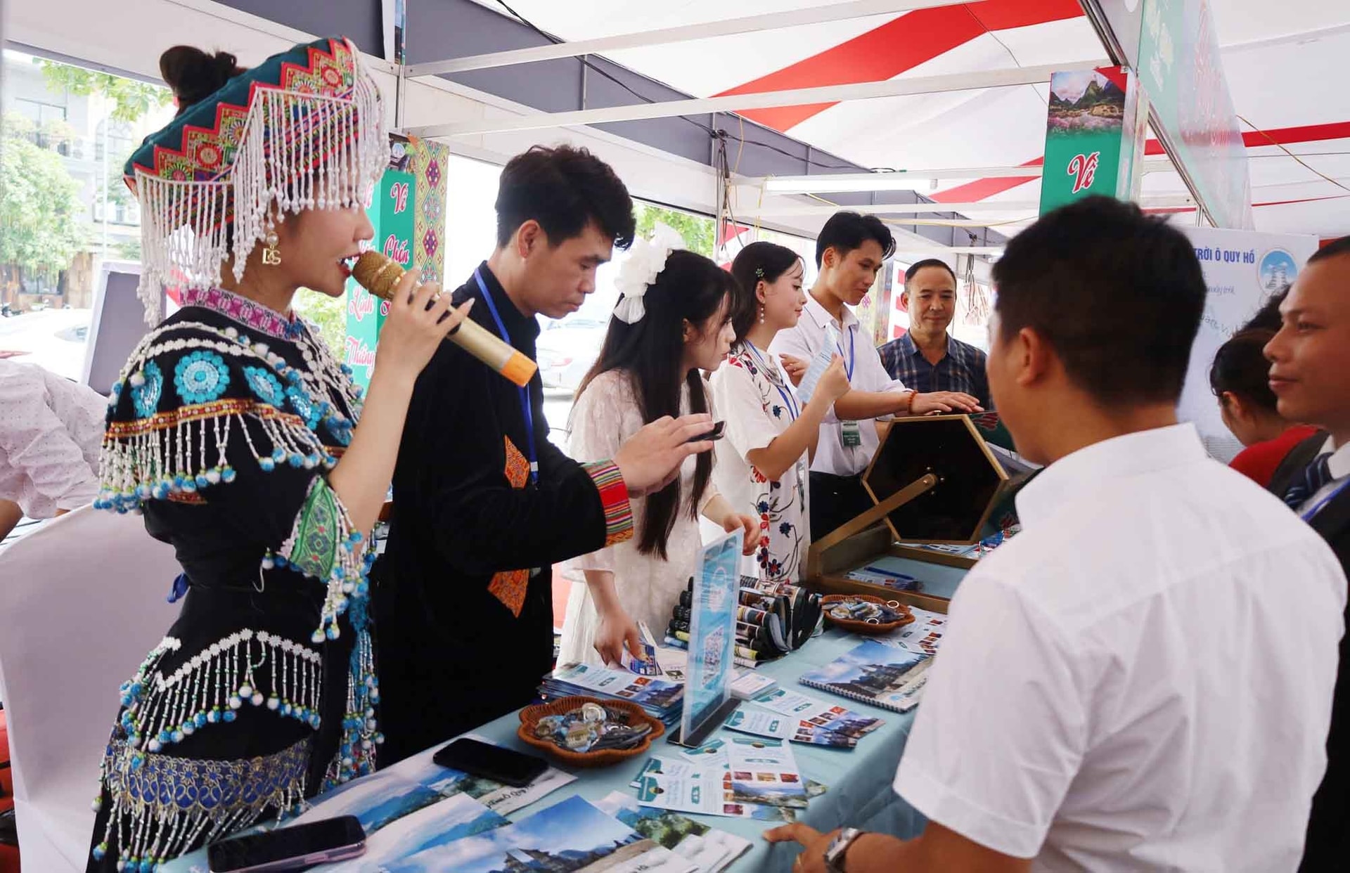 Các gian hàng giới thiệu dịch vụ du lịch đến du khách tại hội chợ.