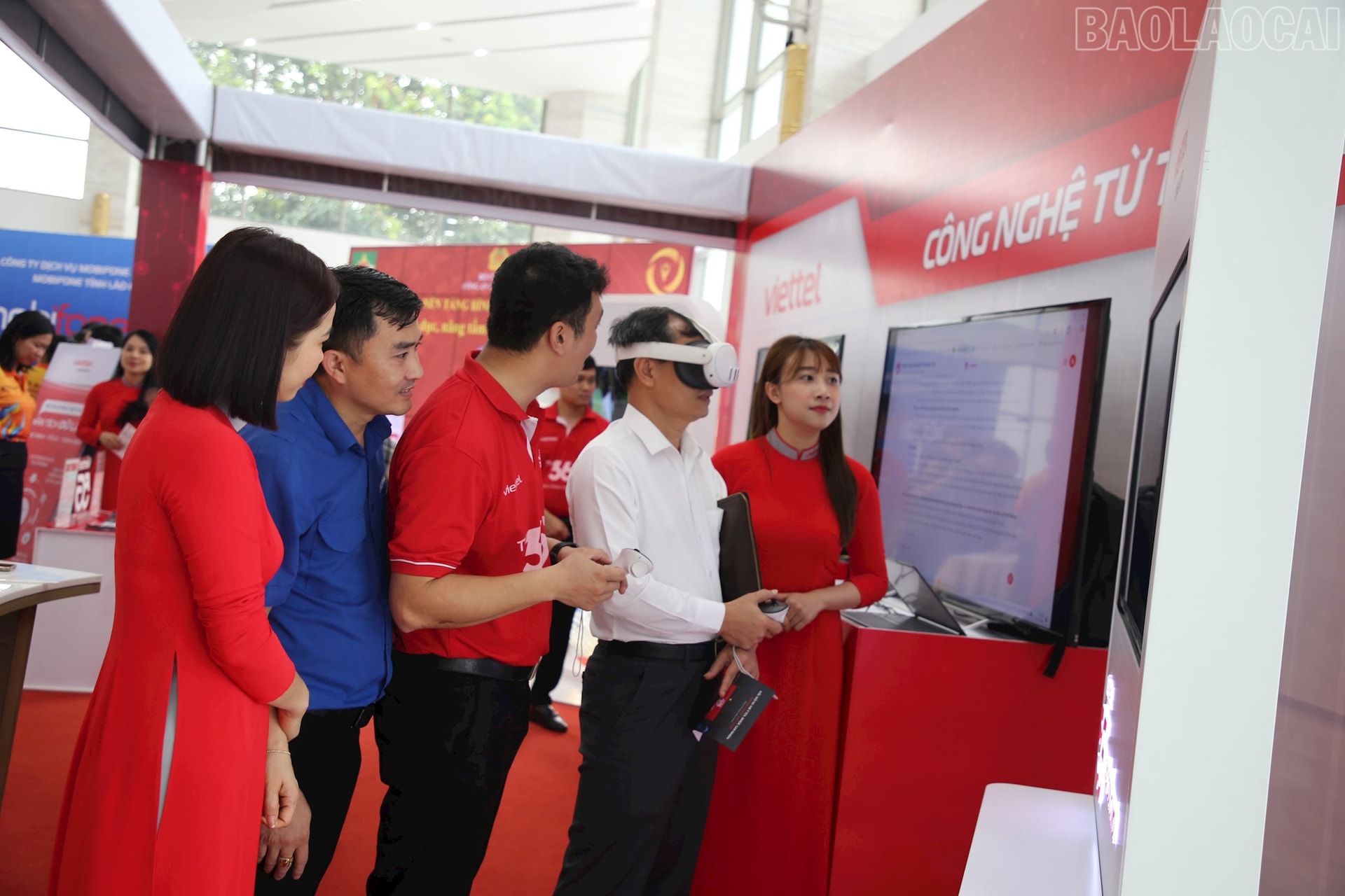 Trải nghiệm thực tế ảo tại khu trưng bày sản phẩm công nghệ số.