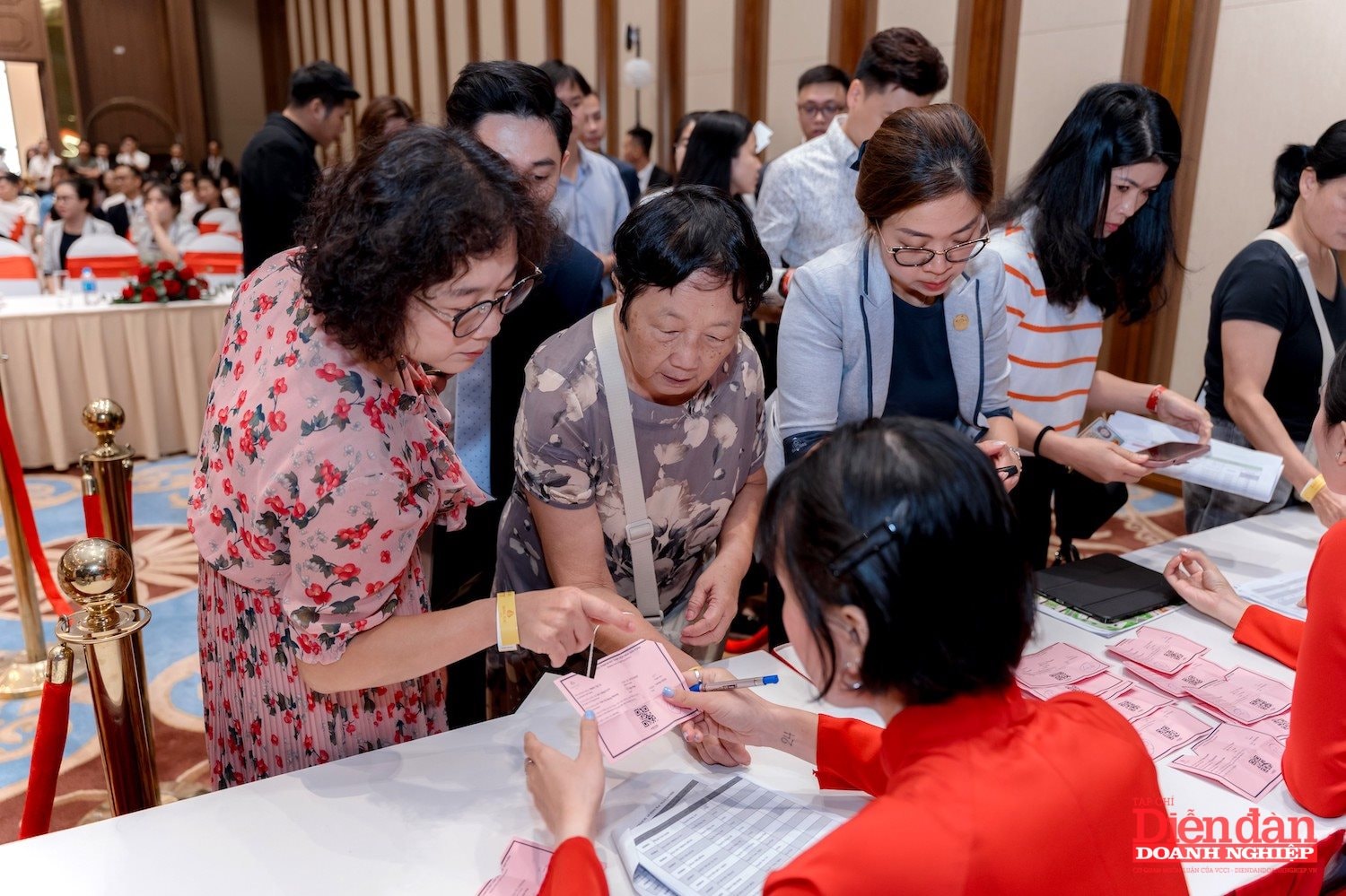 Gan 500 khach tham du su kien mo ban Hong Hac city (6)