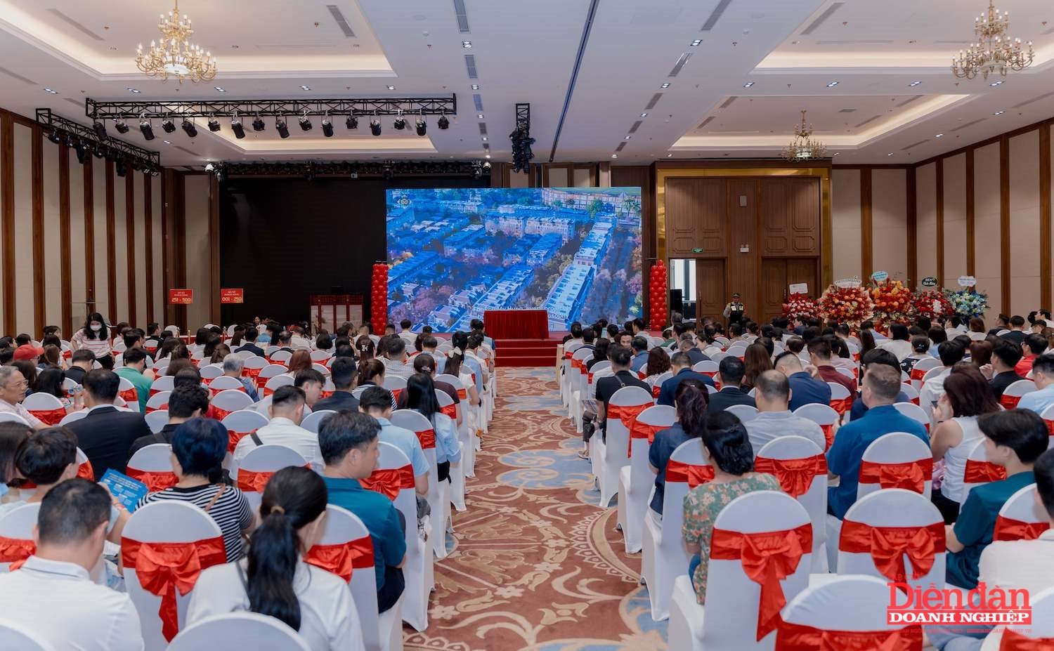Gan 500 khach tham du su kien mo ban Hong Hac city (9)