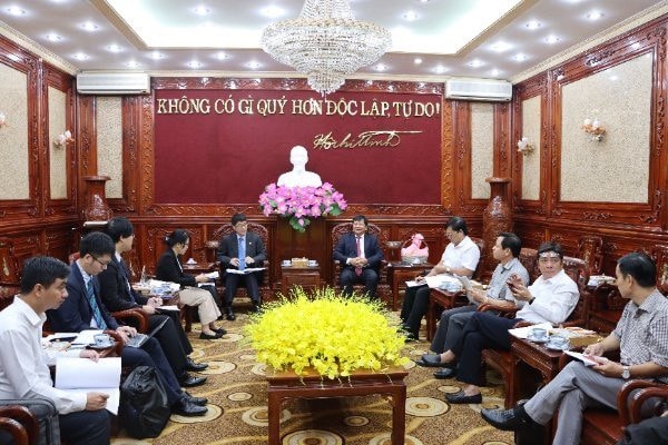 Phó Chủ tịch UBND tỉnh Bình Phước Trần Văn Mi trao đổi với các doanh nghiệp Nhật Bản về cơ hội đầu tư tại Bình Phước