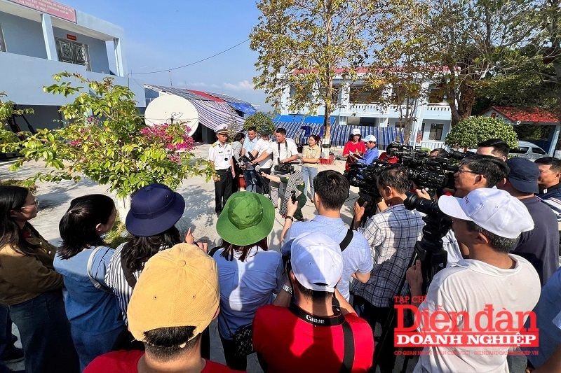 15. Phóng viên tác nghiệp trong chuyến công tác thăm, chúc tết cán bộ, chiến sĩ nhân dân và các lực lượng trên vùng biển Tây Nam (2)