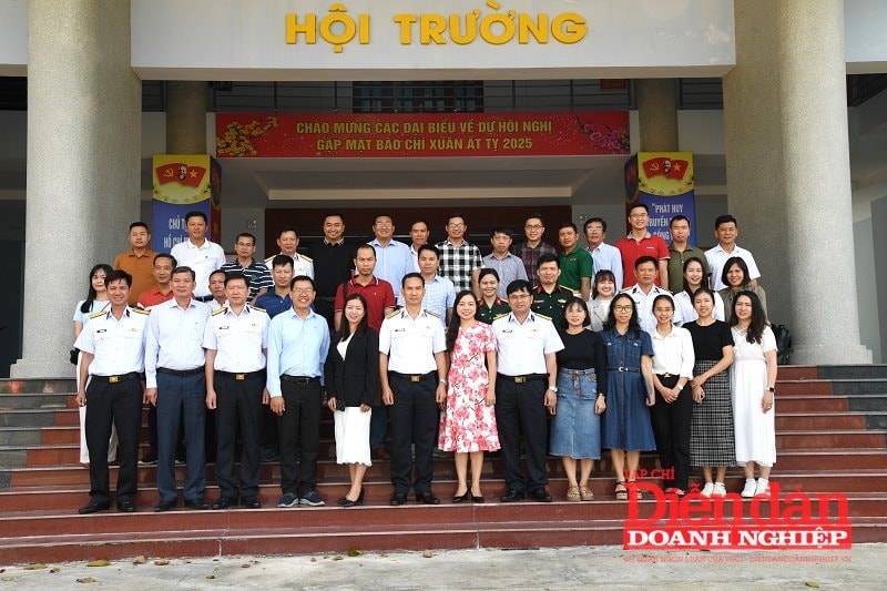 2. Thủ trưởng Bộ Tư lệnh Vùng 5 Hải quân chụp ảnh lưu niệm với lãnh đạo, phóng viên các cơ quan thông tấn, báo chí