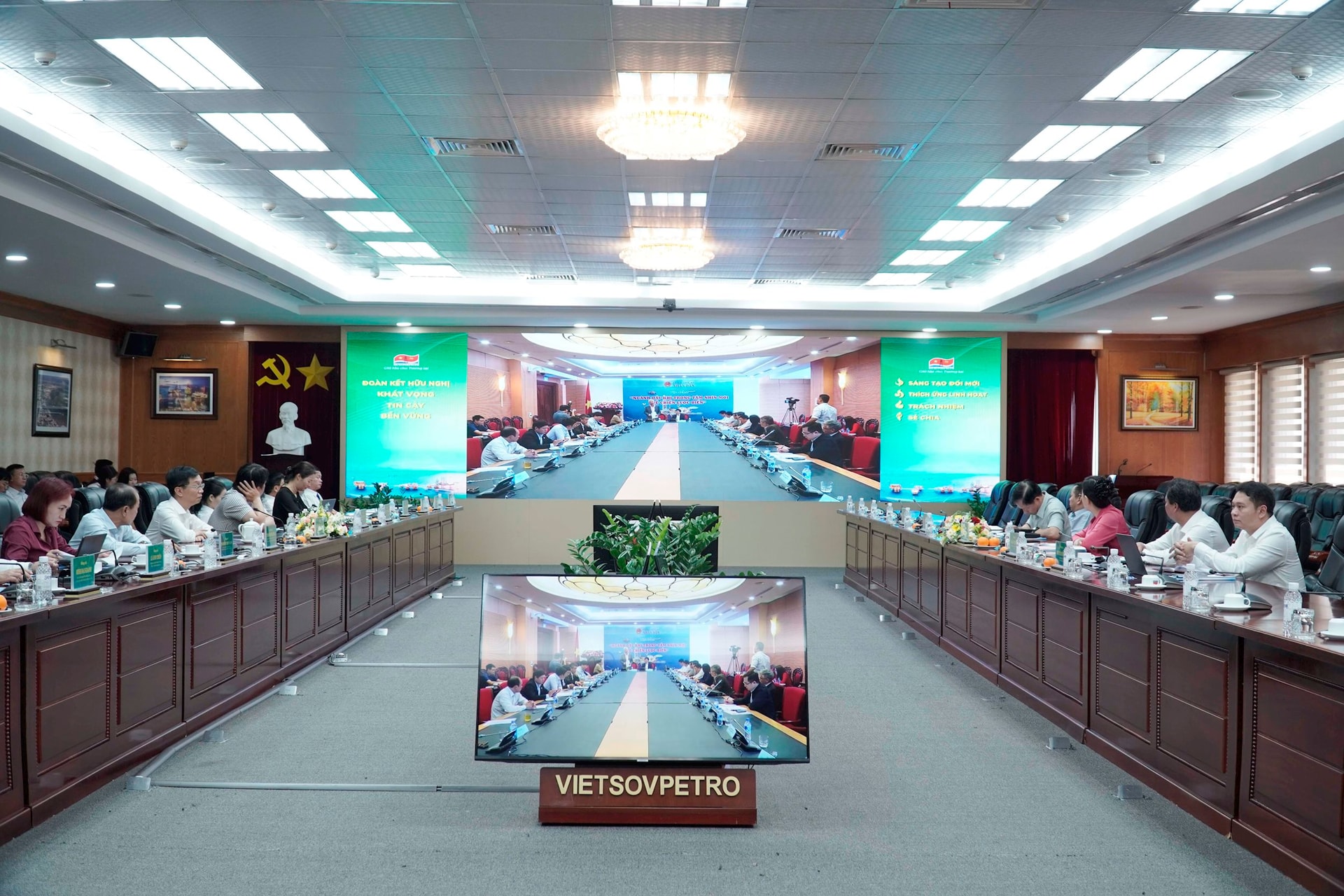 H1. Toàn cảnh buổi làm việc