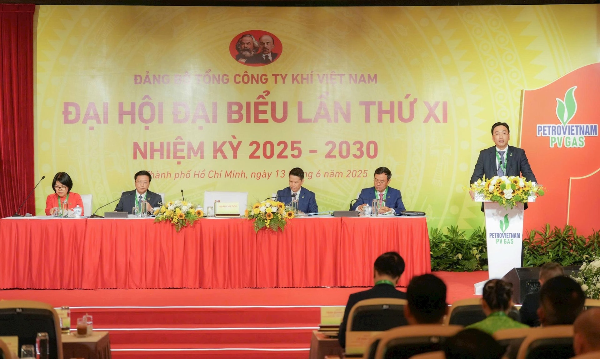 H2. Đồng chí Nguyễn Thanh Bình - Ủy viên BCH Đảng bộ Petrovietnam, Bí thư Đảng ủy, Chủ tịch HĐQT PV GAS phát biểu khai mạc Đại hội