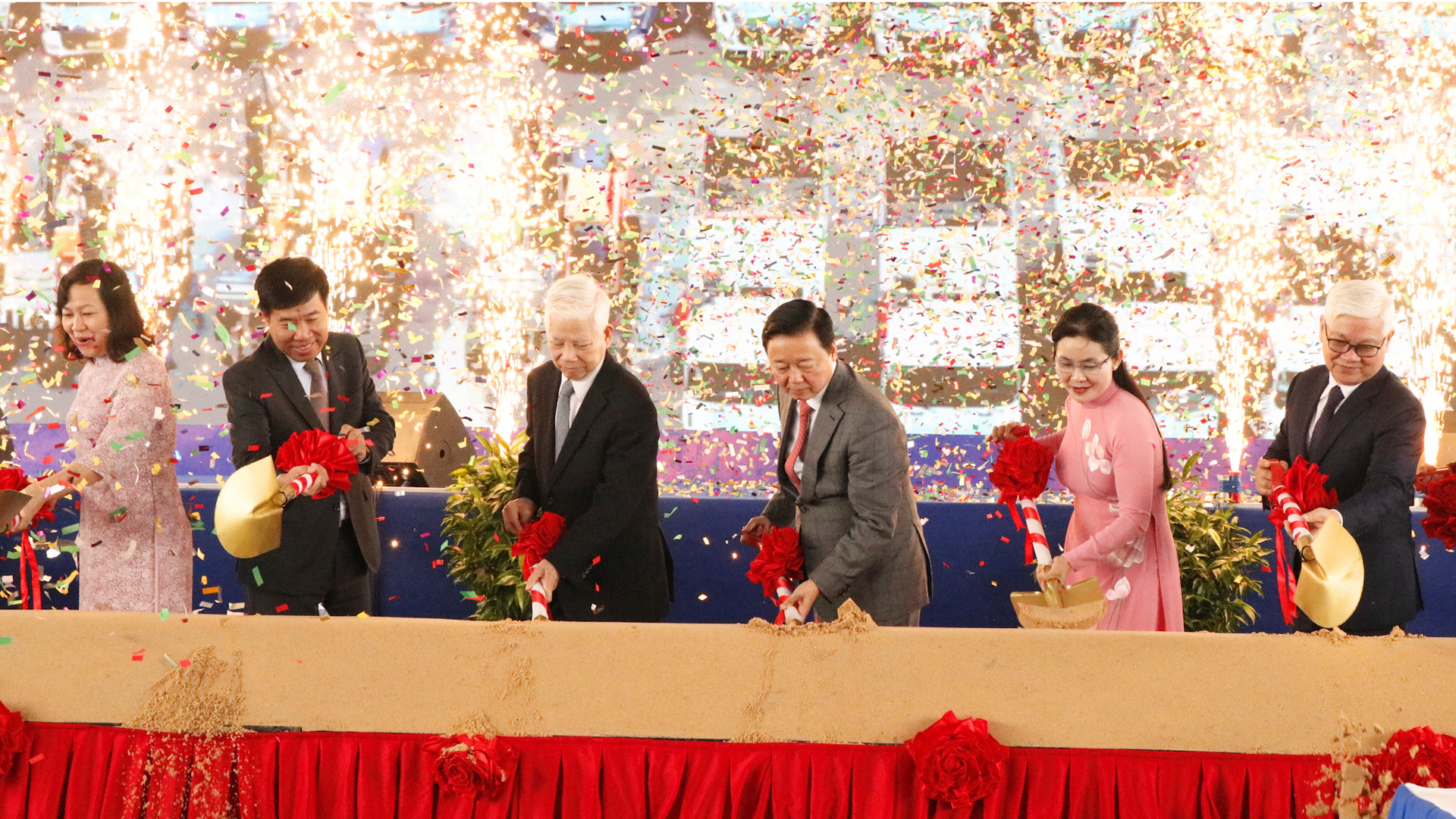 Phó Thủ tướng Trần Hồng Hà cùng lãnh đạo các bộ, ngành, địa phương thực hiện nghi thức khởi công dự án