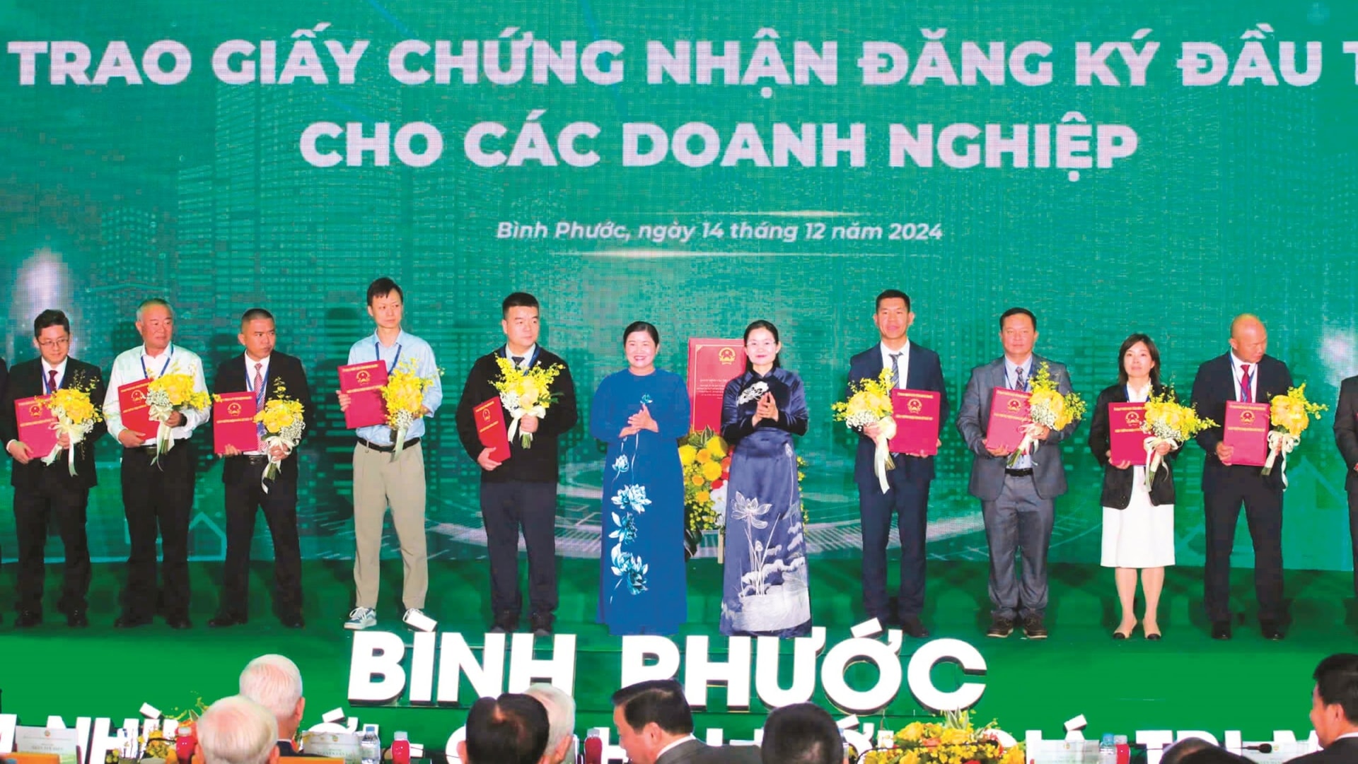 ubnd-tinh-trao-giay-chung-nhan-dang-ky-dau-tu-cho-32-doanh-nghiep.jpg