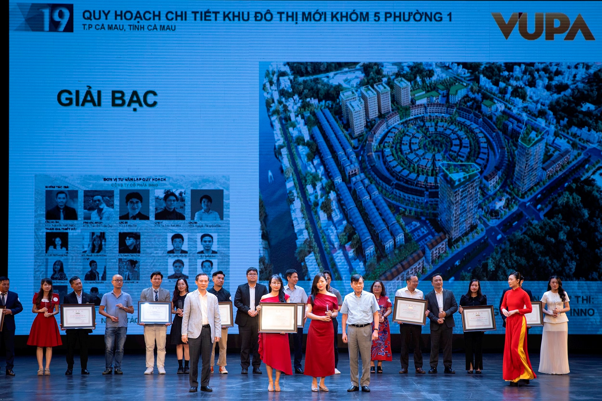 Ảnh 1_Trao thưởng Giải Bạc_dự án Cà Mau