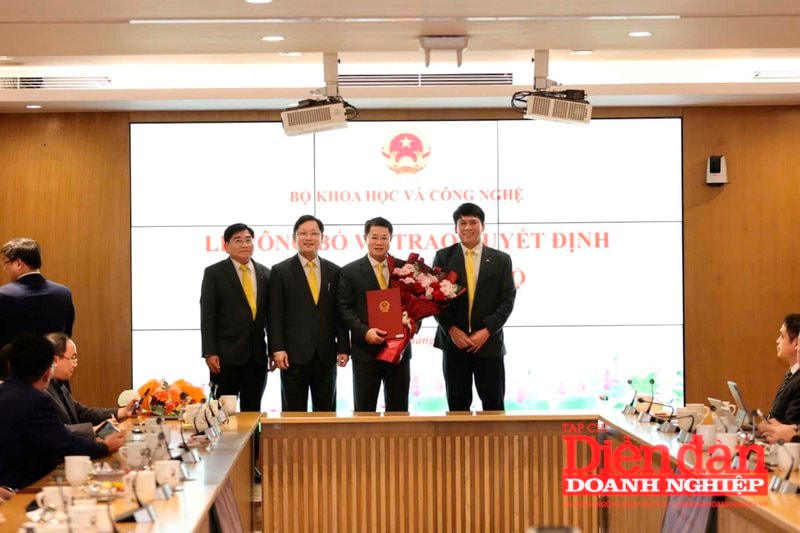 Ban Lãnh đạo Tổng công ty Bưu điện Việt Nam chúc mừng Chủ tịch HĐTV Nguyễn Trường Giang (1)