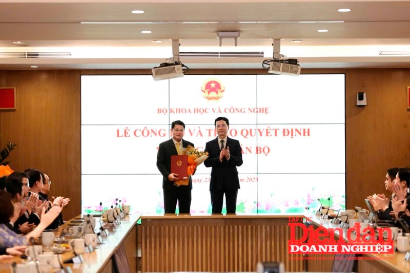 Bộ trưởng Nguyễn Mạnh Hùng trao quyết định bổ nhiệm cho ông Nguyễn Trường Giang (1)