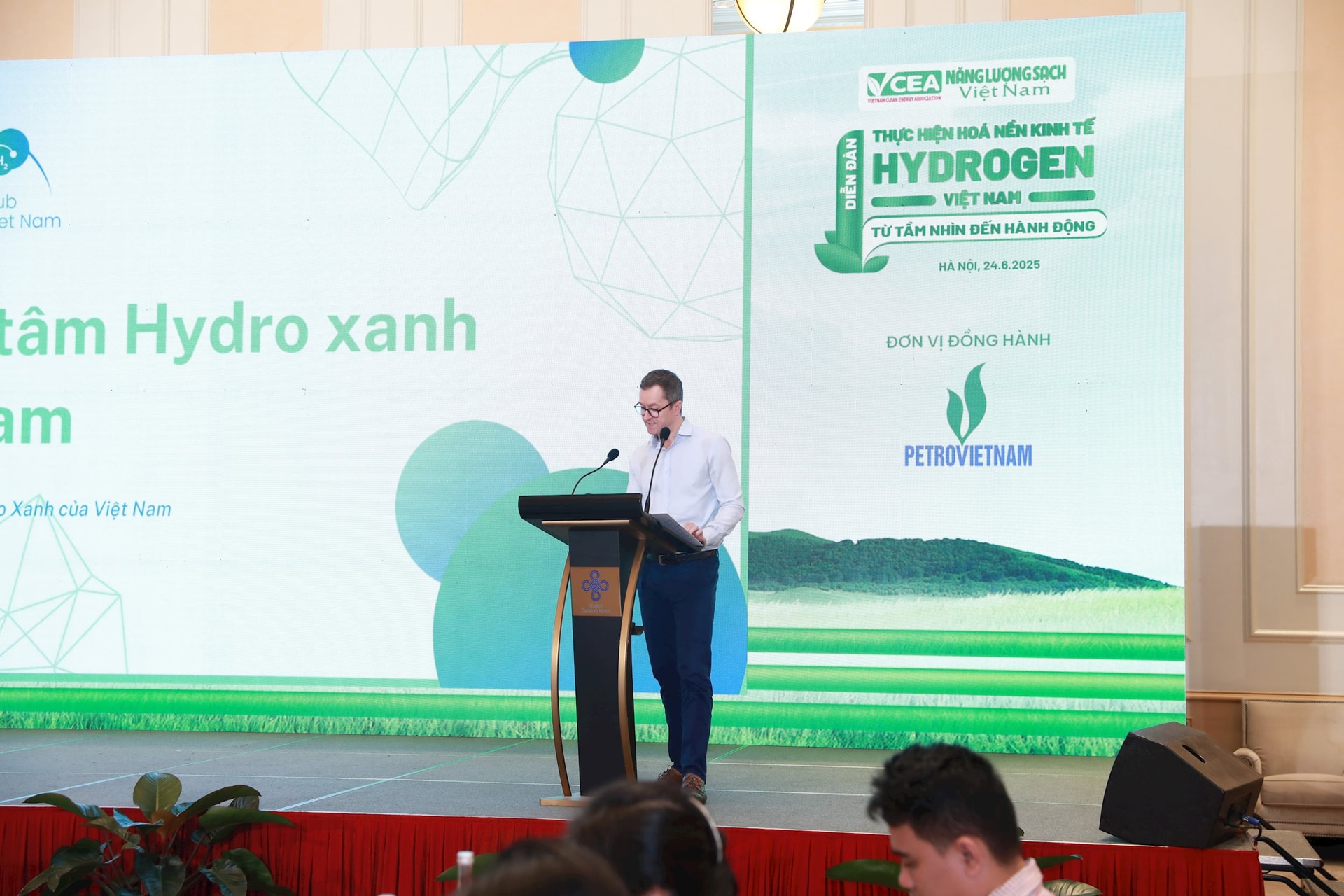 Ông Henri Wasnick, Tổ chức hợp tác phát triển CHLB Đức (GIZ) phát biểu tham luận với chủ đề